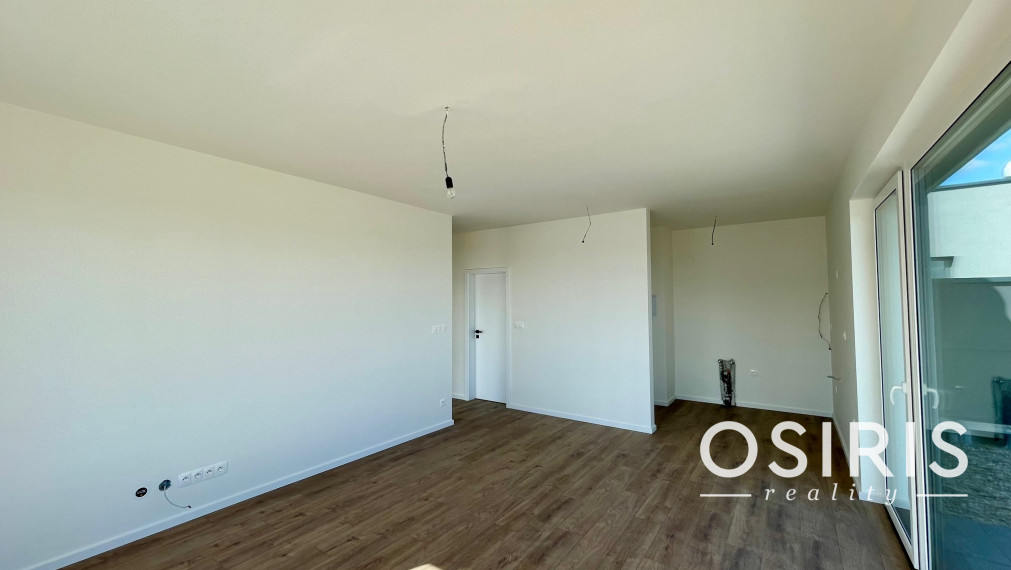 Krásny, strešný 2 izbový byt s veľkou, slnečnou terasou