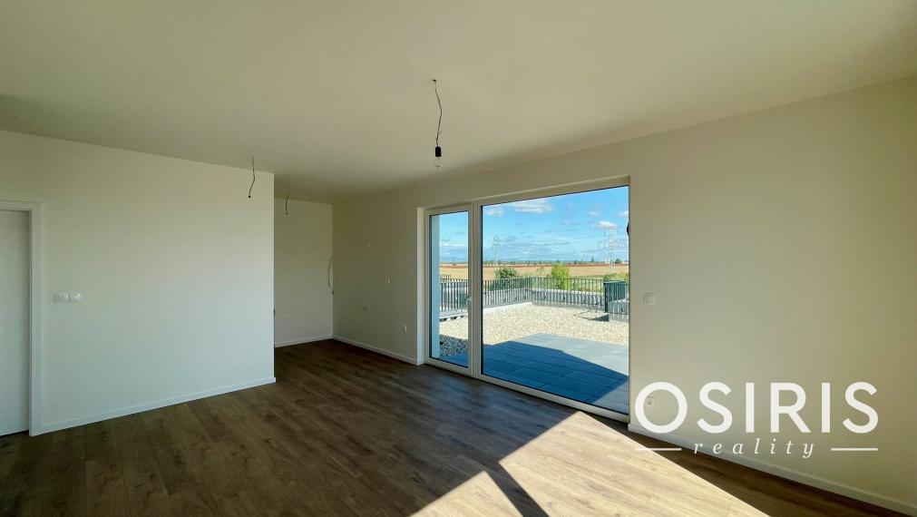 Krásny, strešný 2 izbový byt s veľkou, slnečnou terasou