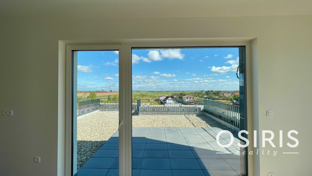 Krásny, strešný 2 izbový byt s veľkou, slnečnou terasou