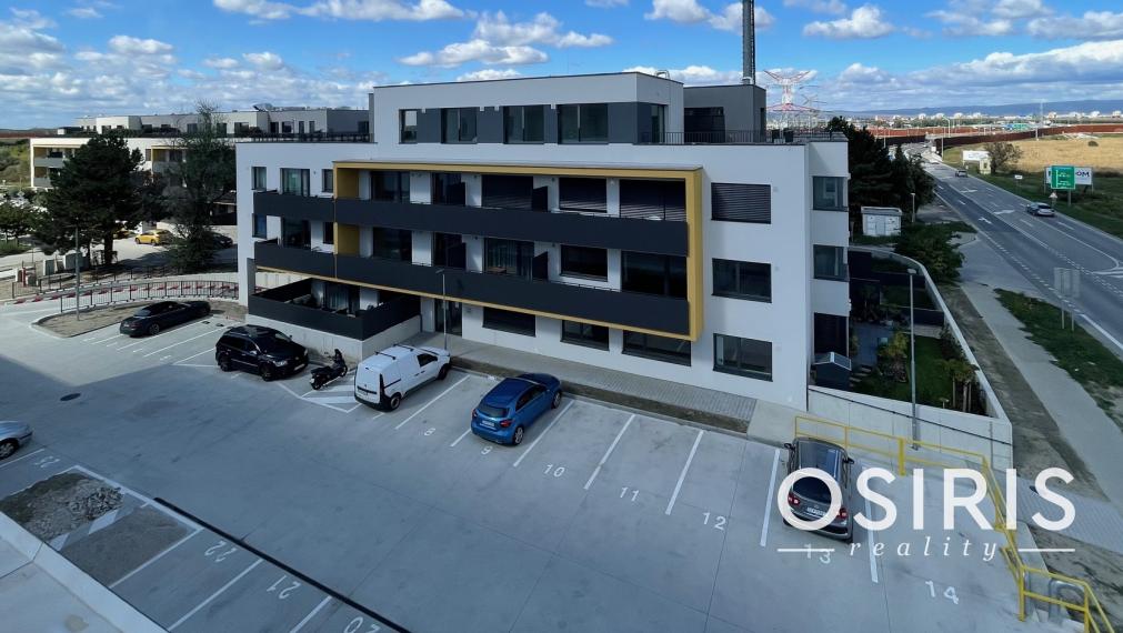 Krásny, strešný 2 izbový byt s veľkou, slnečnou terasou