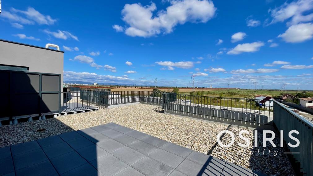 Krásny, strešný 2 izbový byt s veľkou, slnečnou terasou