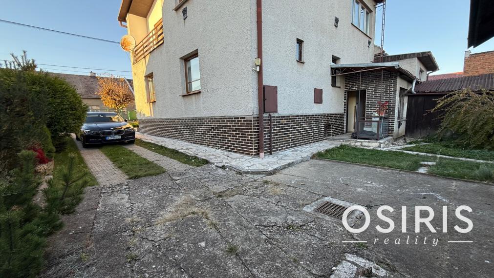 Rezervované: 4 izbový rodinný dom, 2x garáž, pozemok 674 m2