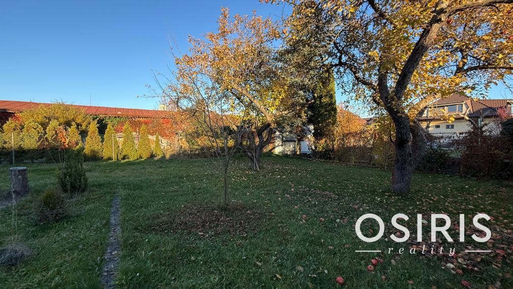 Rezervované: 4 izbový rodinný dom, 2x garáž, pozemok 674 m2