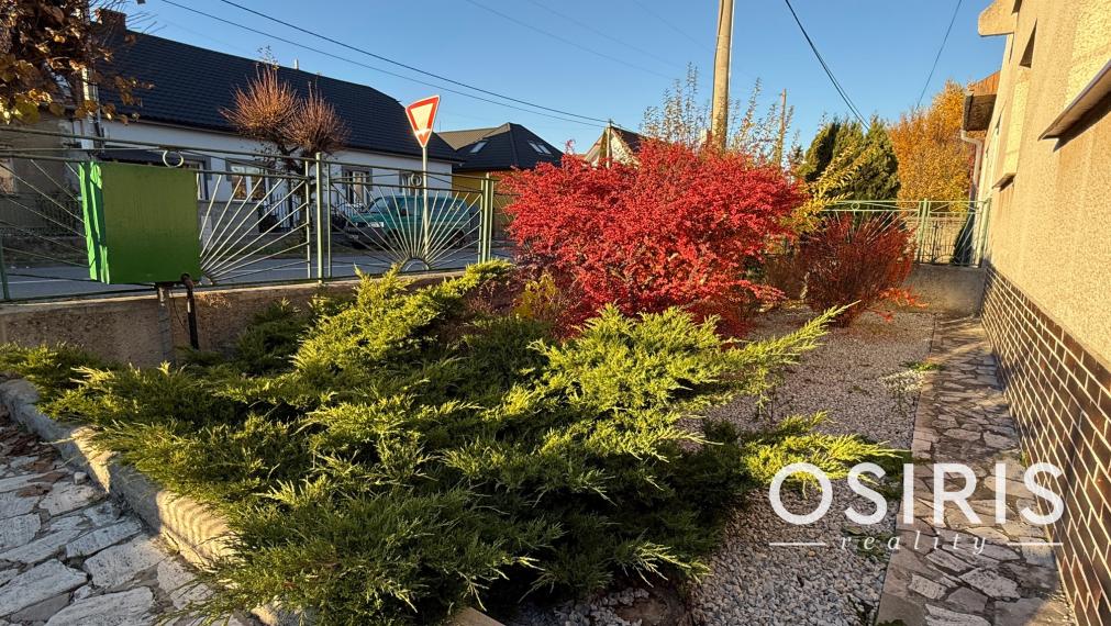 Rezervované: 4 izbový rodinný dom, 2x garáž, pozemok 674 m2