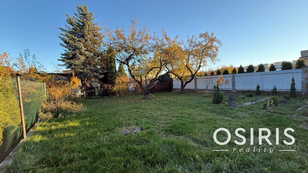 Rezervované: 4 izbový rodinný dom, 2x garáž, pozemok 674 m2