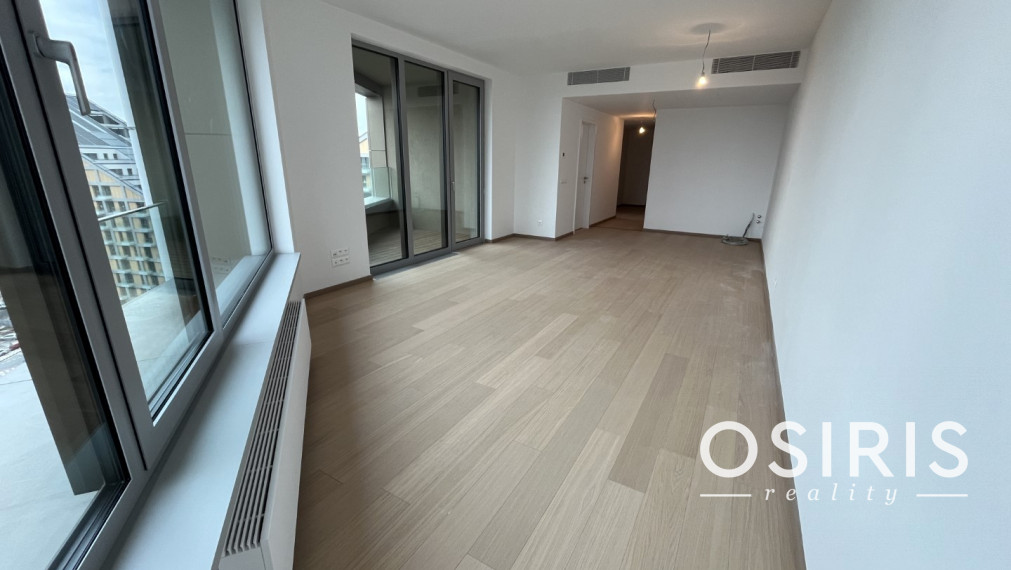 SKY PARK 4. VEŽA: DOWNTOWN Starého Mesta, 3i byt, parking