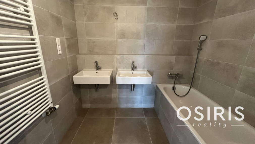 SKY PARK 4. VEŽA: DOWNTOWN Starého Mesta, 3i byt, parking