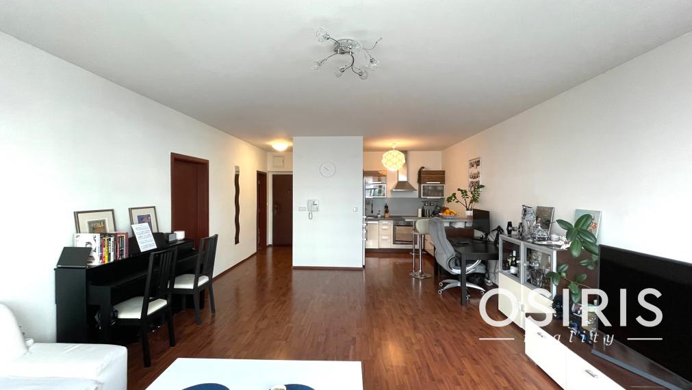 Rezervované - Veľký, kompletne zariadený 2 izb. byt s garážovým miestom