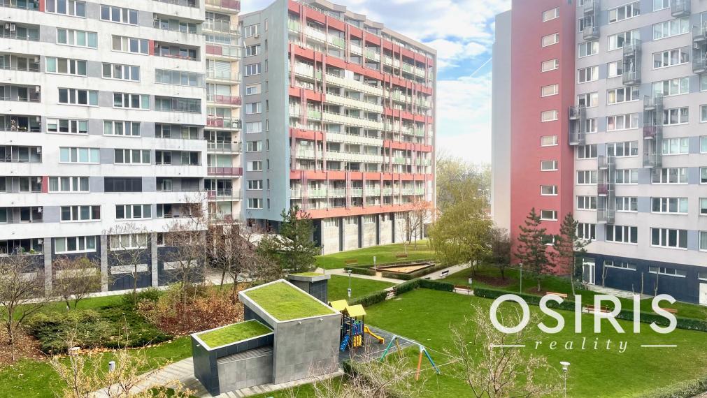 Rezervované - Veľký, kompletne zariadený 2 izb. byt s garážovým miestom