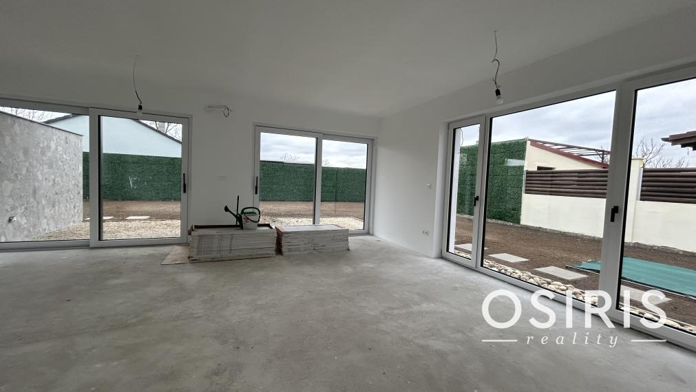 KVALITNE VYHOTOVENÁ NOVOSTAVBA 4 IZB. RD 5 MIN. OD SENCA - OBEC TUREŇ