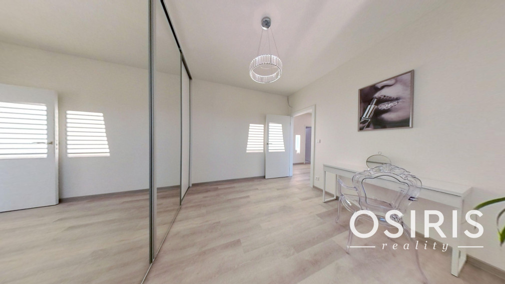 Klimatizovaný 4i rodinný dom, zariadený dizajnérom, bazén, 2x parkovanie na pozemku, novostavba 2023