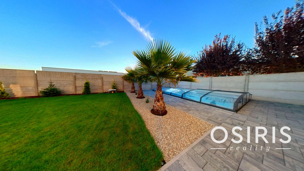 Klimatizovaný 4i rodinný dom, zariadený dizajnérom, bazén, 2x parkovanie na pozemku, novostavba 2023