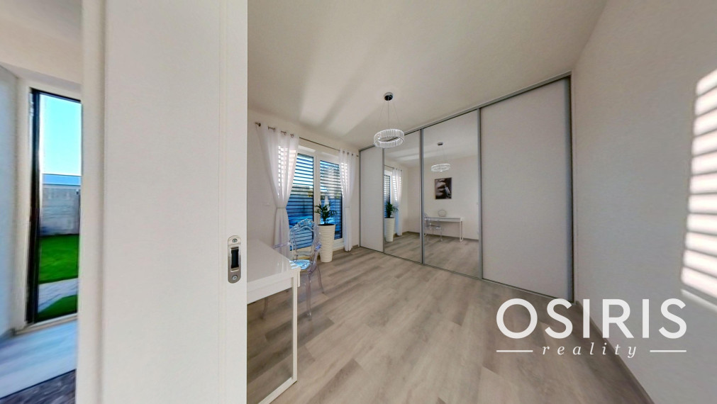 Klimatizovaný 4i rodinný dom, zariadený dizajnérom, bazén, 2x parkovanie na pozemku, novostavba 2023