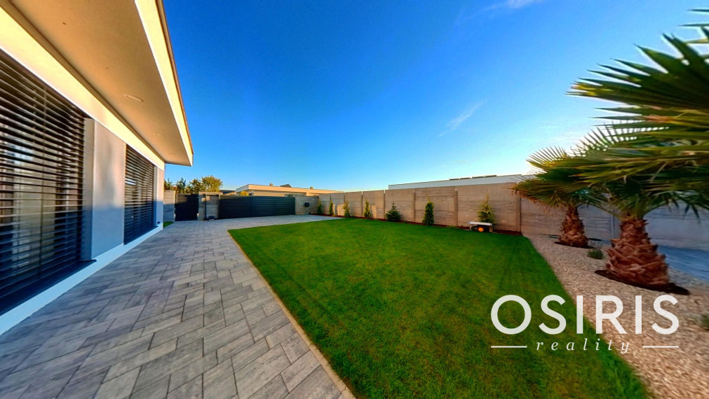 Klimatizovaný 4i rodinný dom, zariadený dizajnérom, bazén, 2x parkovanie na pozemku, novostavba 2023