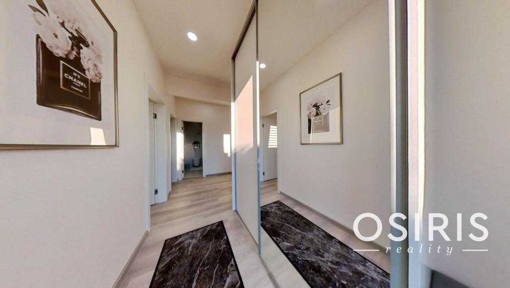 Klimatizovaný 4i rodinný dom, zariadený dizajnérom, bazén, 2x parkovanie na pozemku, novostavba 2023