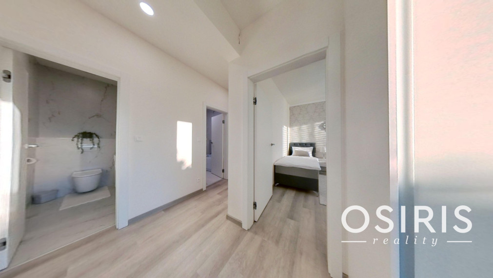 Klimatizovaný 4i rodinný dom, zariadený dizajnérom, bazén, 2x parkovanie na pozemku, novostavba 2023