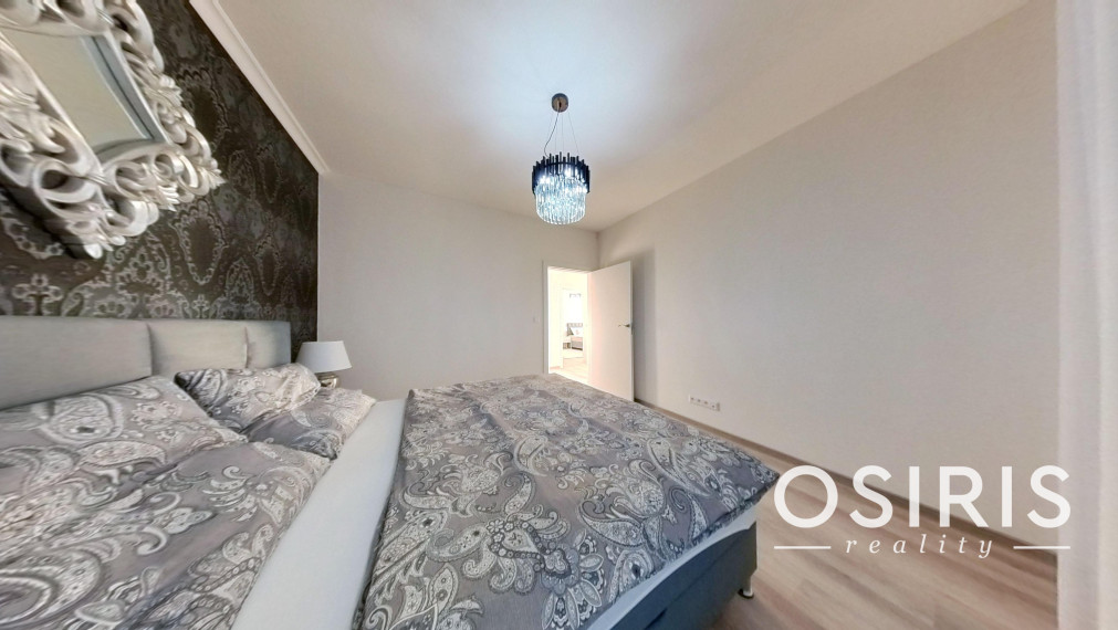 Klimatizovaný 4i rodinný dom, zariadený dizajnérom, bazén, 2x parkovanie na pozemku, novostavba 2023