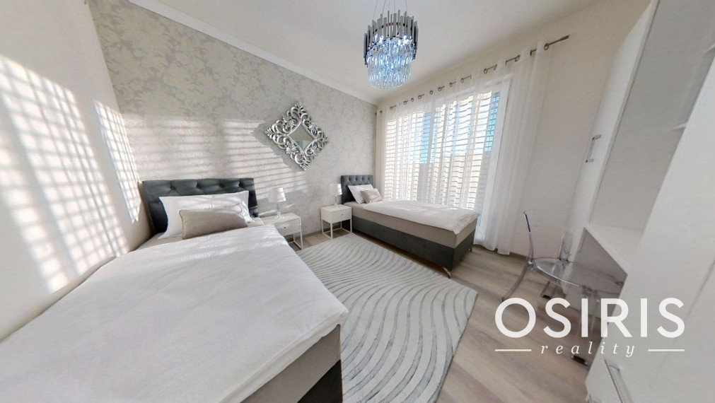 Klimatizovaný 4i rodinný dom, zariadený dizajnérom, bazén, 2x parkovanie na pozemku, novostavba 2023