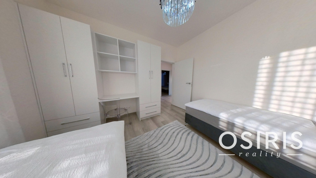 Klimatizovaný 4i rodinný dom, zariadený dizajnérom, bazén, 2x parkovanie na pozemku, novostavba 2023