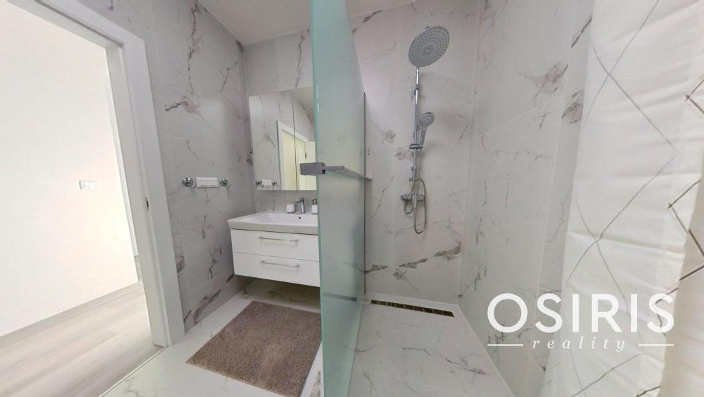 Klimatizovaný 4i rodinný dom, zariadený dizajnérom, bazén, 2x parkovanie na pozemku, novostavba 2023