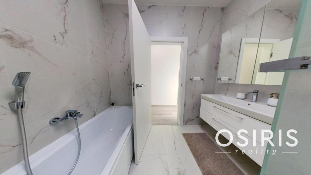 Klimatizovaný 4i rodinný dom, zariadený dizajnérom, bazén, 2x parkovanie na pozemku, novostavba 2023