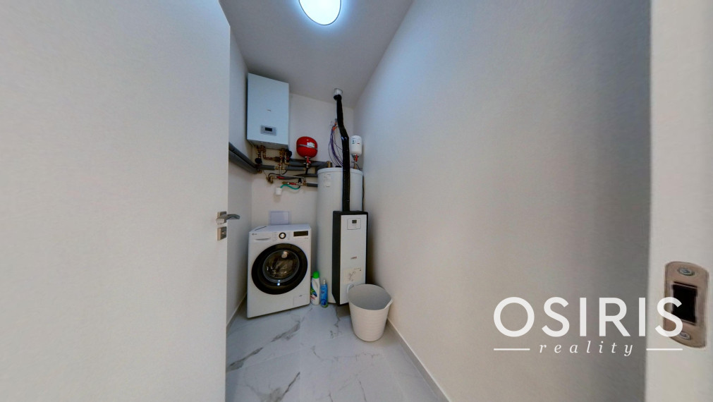 Klimatizovaný 4i rodinný dom, zariadený dizajnérom, bazén, 2x parkovanie na pozemku, novostavba 2023