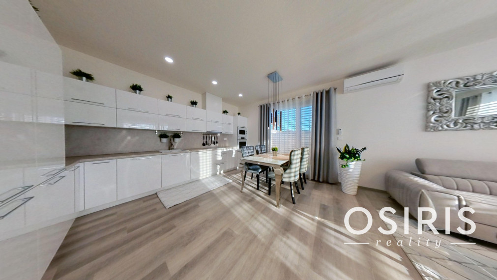 Klimatizovaný 4i rodinný dom, zariadený dizajnérom, bazén, 2x parkovanie na pozemku, novostavba 2023