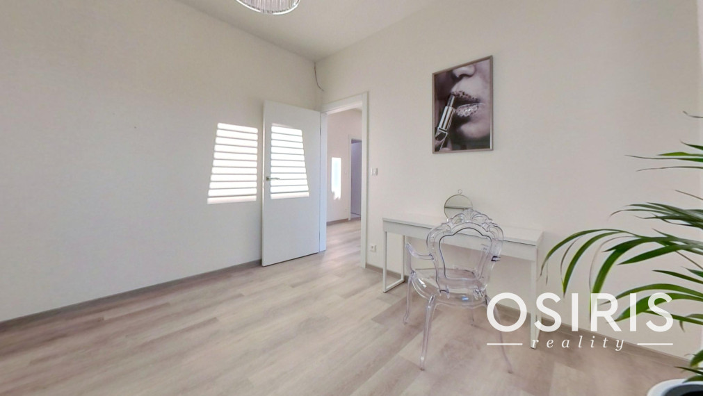 Klimatizovaný 4i rodinný dom, zariadený dizajnérom, bazén, 2x parkovanie na pozemku, novostavba 2023