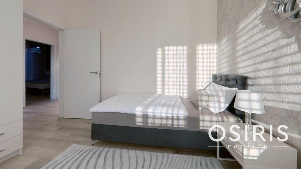 Klimatizovaný 4i rodinný dom, zariadený dizajnérom, bazén, 2x parkovanie na pozemku, novostavba 2023