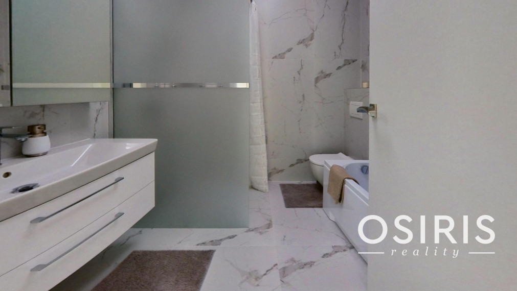 Klimatizovaný 4i rodinný dom, zariadený dizajnérom, bazén, 2x parkovanie na pozemku, novostavba 2023