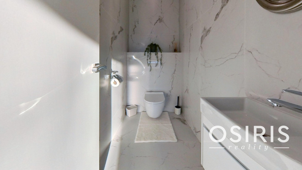 Klimatizovaný 4i rodinný dom, zariadený dizajnérom, bazén, 2x parkovanie na pozemku, novostavba 2023