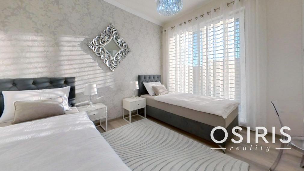 Klimatizovaný 4i rodinný dom, zariadený dizajnérom, bazén, 2x parkovanie na pozemku, novostavba 2023