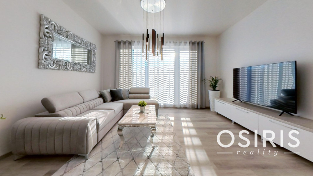 Klimatizovaný 4i rodinný dom, zariadený dizajnérom, bazén, 2x parkovanie na pozemku, novostavba 2023