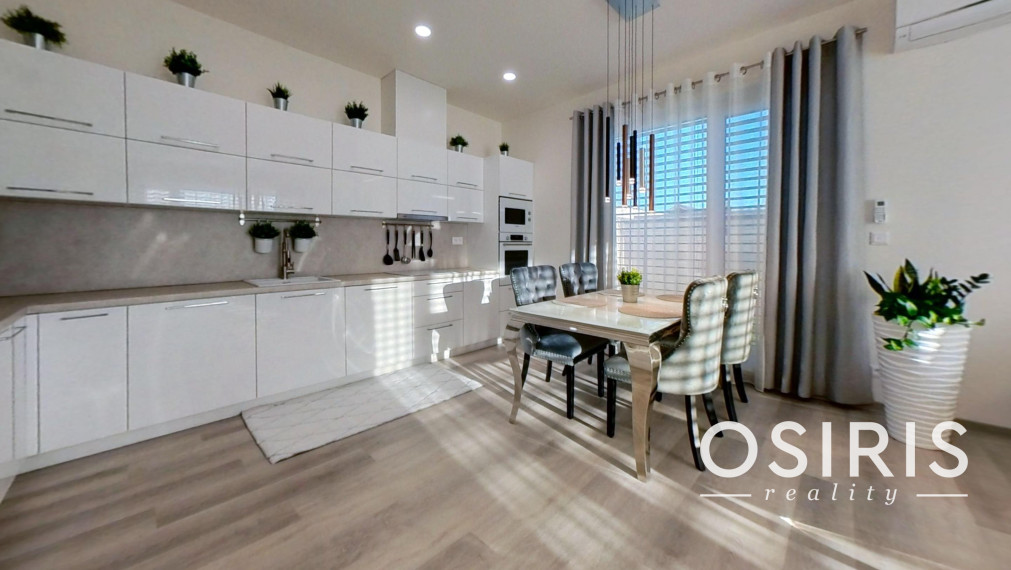 Klimatizovaný 4i rodinný dom, zariadený dizajnérom, bazén, 2x parkovanie na pozemku, novostavba 2023