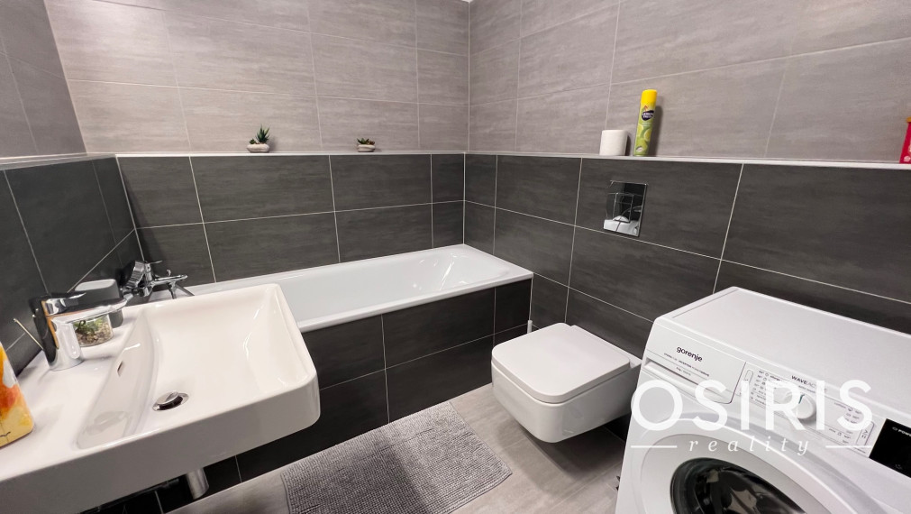 Klimatizovaný 2i byt s balkónom a s výhľadom na hrad, novostavba 2020