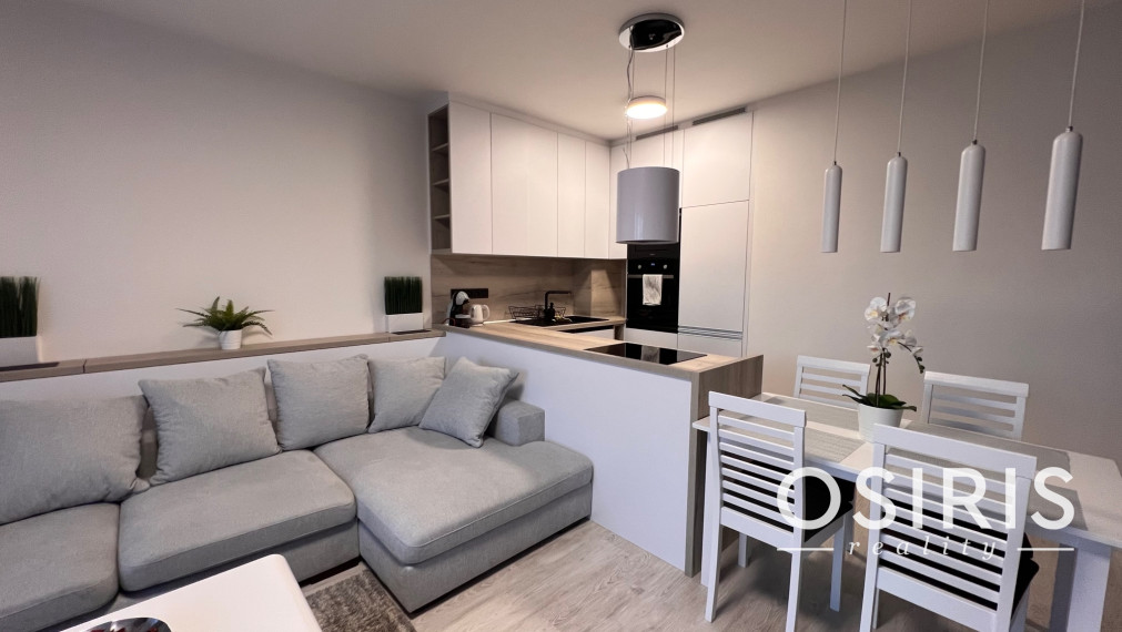 Klimatizovaný 2i byt s balkónom a s výhľadom na hrad, novostavba 2020
