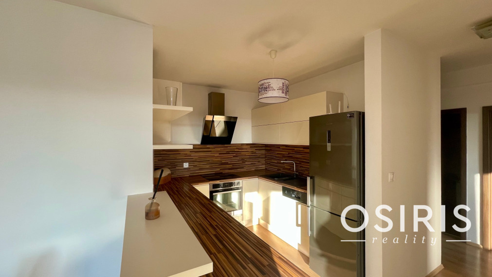 Slnečný 3 izb. byt s garážovým parkovacím miestom v cene