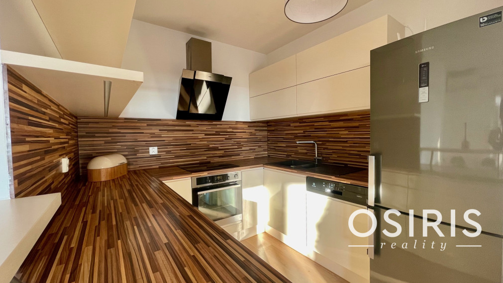 Slnečný 3 izb. byt s garážovým parkovacím miestom v cene