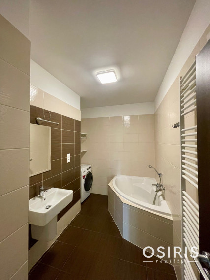 Slnečný 3 izb. byt s garážovým parkovacím miestom v cene