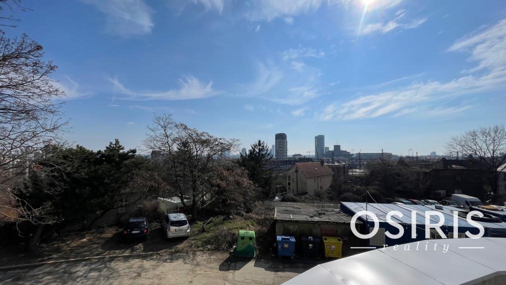 Slnečný 3 izb. byt s predzáhradkou a výhľadom na Bratislavu