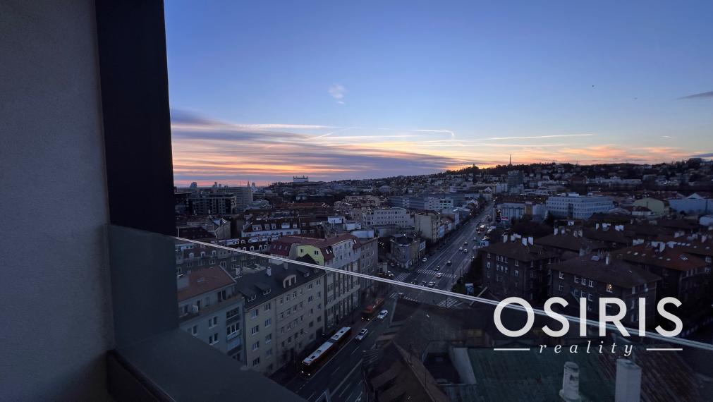 Klimatizovaný 2i byt s balkónom a s výhľadom na hrad, novostavba 2020