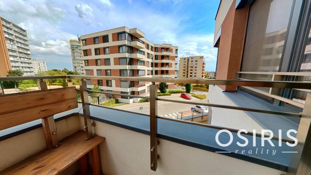 Krátkodobý prenájom - Klimatizovaný 2i byt s balkónom, novostavba 2019, parkovacie miesto