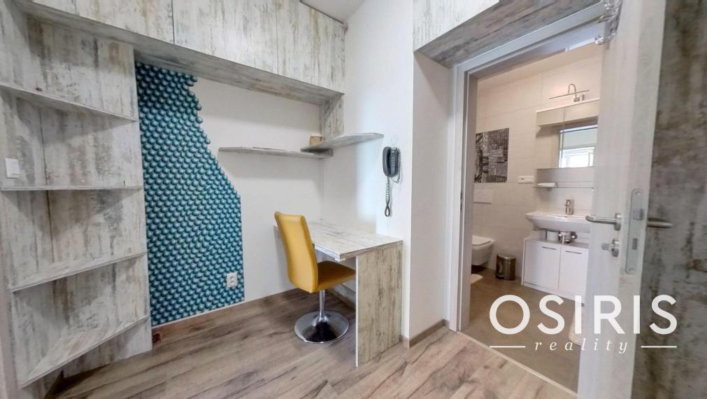 Krátkodobý prenájom - Klimatizovaný 2i byt s balkónom, novostavba 2019, parkovacie miesto