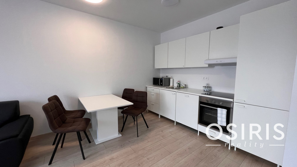 Klimatizovaný, zariadený 2i byt v novostavbe v tichej lokalite Rovinka s vlastným parkovacím miestom