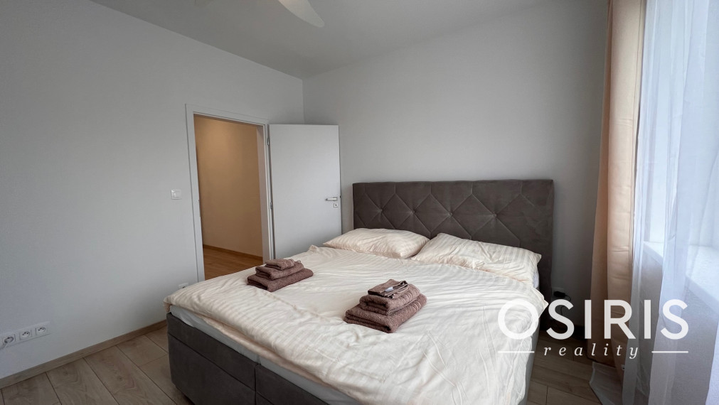 Klimatizovaný, zariadený 2i byt v novostavbe v tichej lokalite Rovinka s vlastným parkovacím miestom