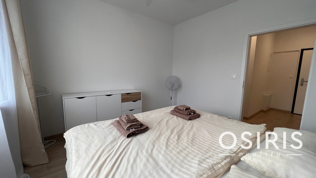 Klimatizovaný, zariadený 2i byt v novostavbe v tichej lokalite Rovinka s vlastným parkovacím miestom