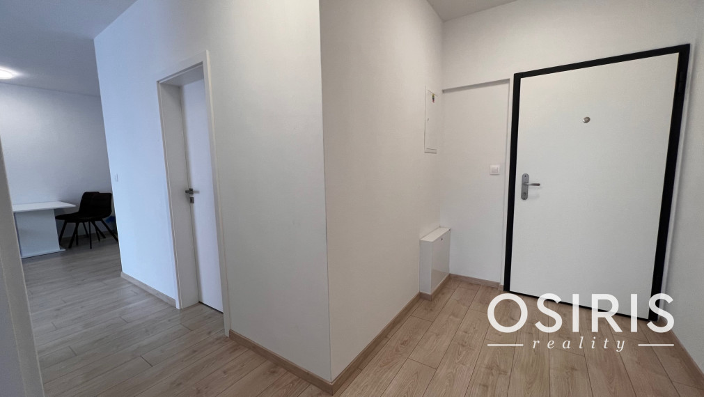 Klimatizovaný, zariadený 2i byt v novostavbe v tichej lokalite Rovinka s vlastným parkovacím miestom