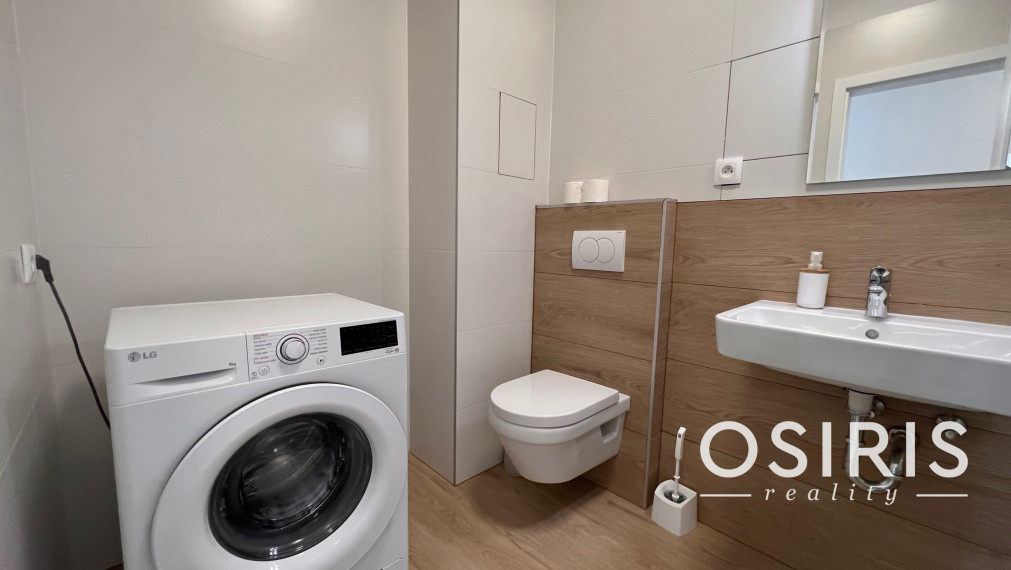 Klimatizovaný, zariadený 2i byt v novostavbe v tichej lokalite Rovinka s vlastným parkovacím miestom