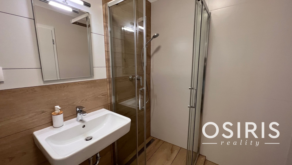 Klimatizovaný, zariadený 2i byt v novostavbe v tichej lokalite Rovinka s vlastným parkovacím miestom