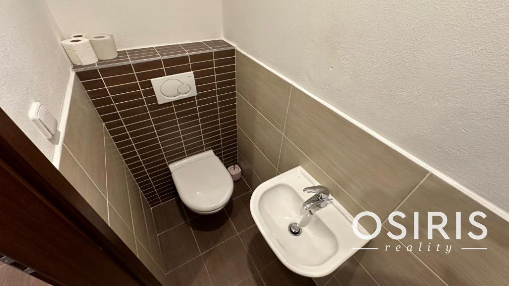 Zariadený 2i byt po rekonštrukcii z r. 2020, balkón, parkovanie